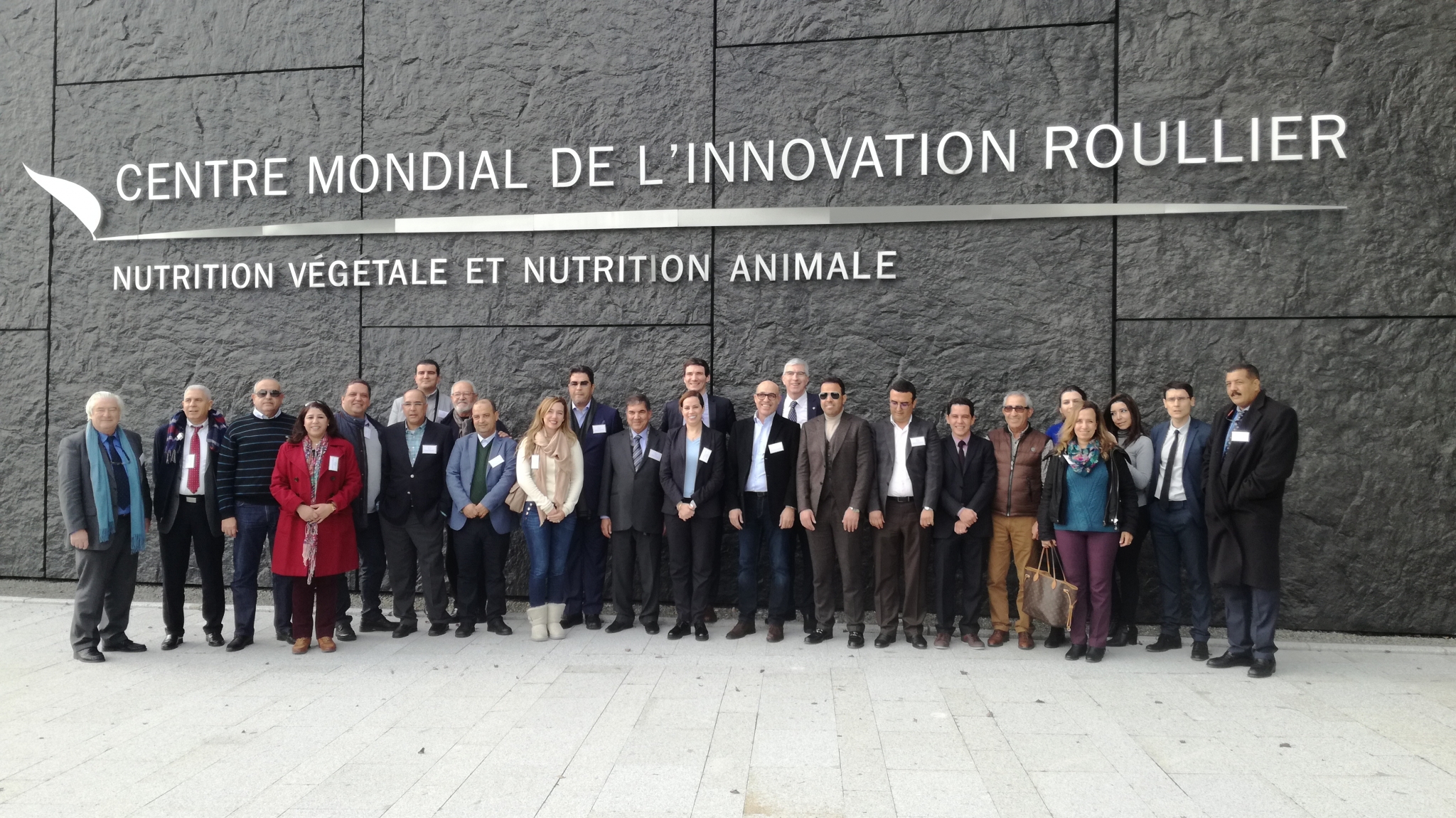Photo des participant devant le centre mondial de l'innovation rouiller